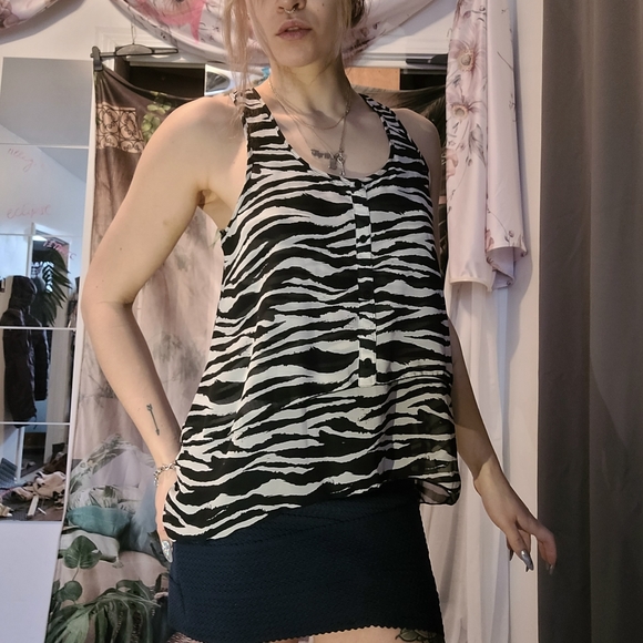 Flowy Zebra Tank - Picture 8 of 9